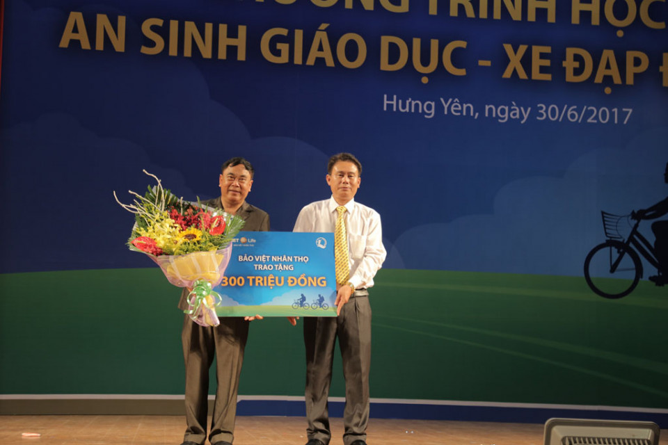 Giam doc Bao Viet Nhan tho Hung Yen trao tang tai tro cho Giam doc So LDTBXH Hung Yen_RS-20170630-13064853