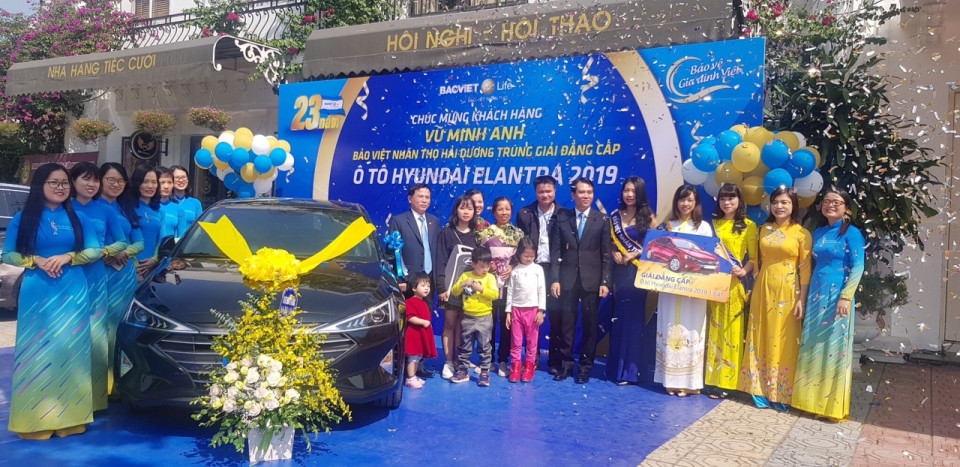 Bảo Việt Nhân thọ trao tặng xe ô tô gần 800 triệu đồng cho Khách hàng Vũ Minh Anh